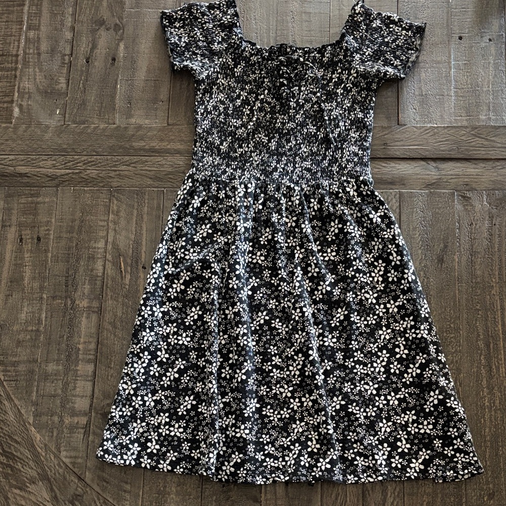 ROXY SMALL BLACK/WHITE DRESS SMOCKED TOP GOOD CONDITION BUNDLE2SAVE